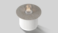 Balstil Table Core met ronde tafel, verticale ribben en brandende vlam op grijze achtergrond