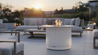 Balstil Table Core met vlam op modern terras tussen loungesets