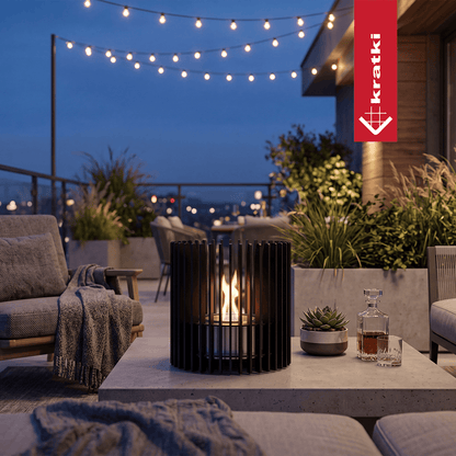 Kratki Ribo buitenhaard op een terras met sfeerverlichting