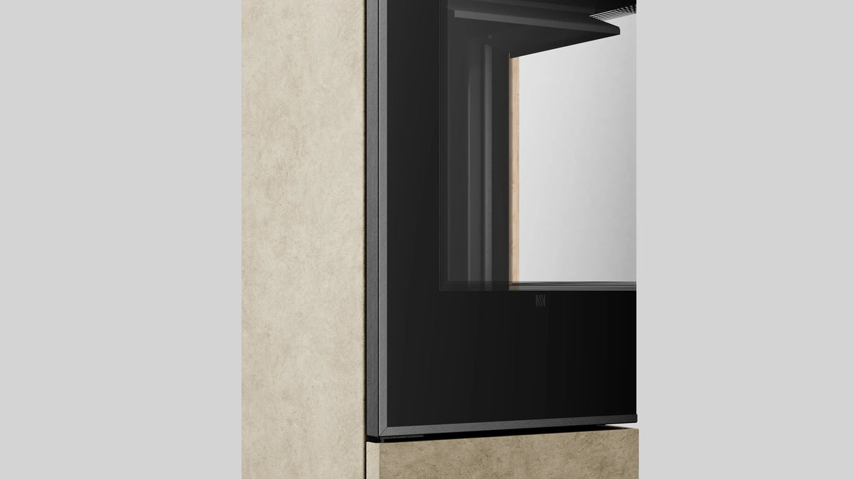 Detail van de zwarte Balstil Modena S E/A-haard met glazen front en natuurstenen omlijsting