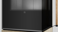 Detail van de zwarte deur van Balstil Modena S E/A met houten handgreep