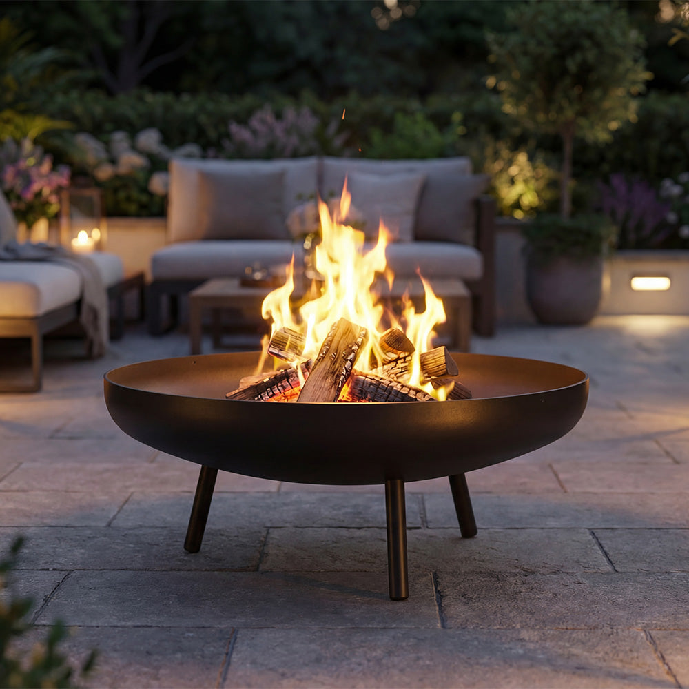 Kratki Brasas 600 vuurschaal met brandend hout op een terras
