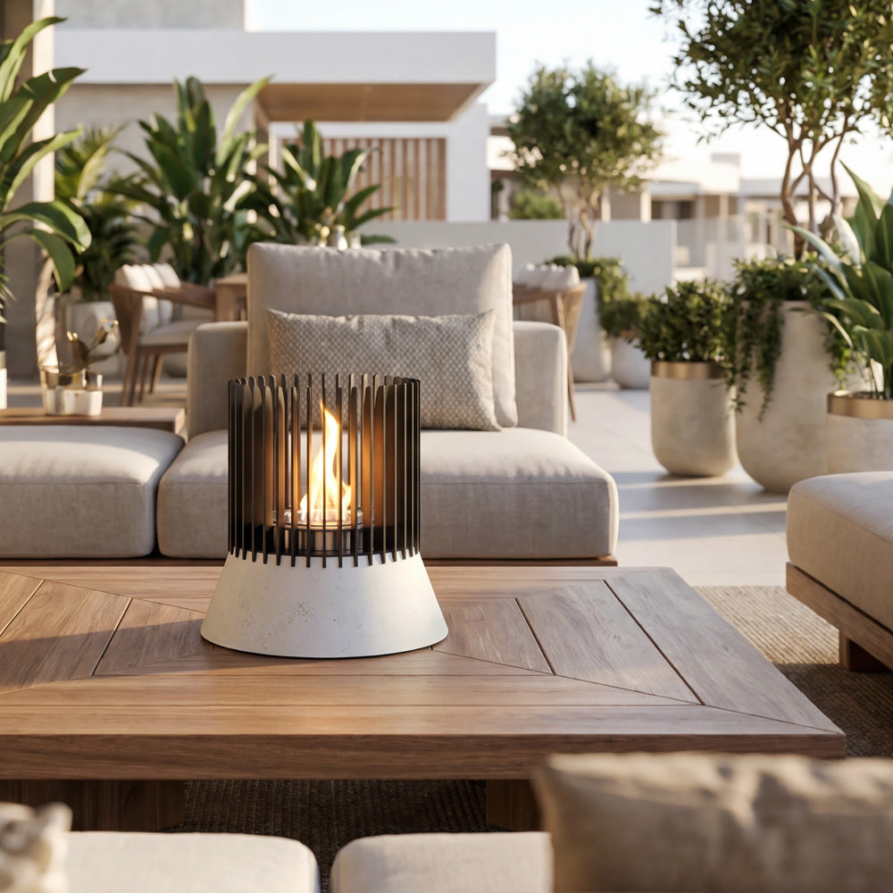 Kratki Ribo vuurkorf op houten tafel in moderne lounge buiten