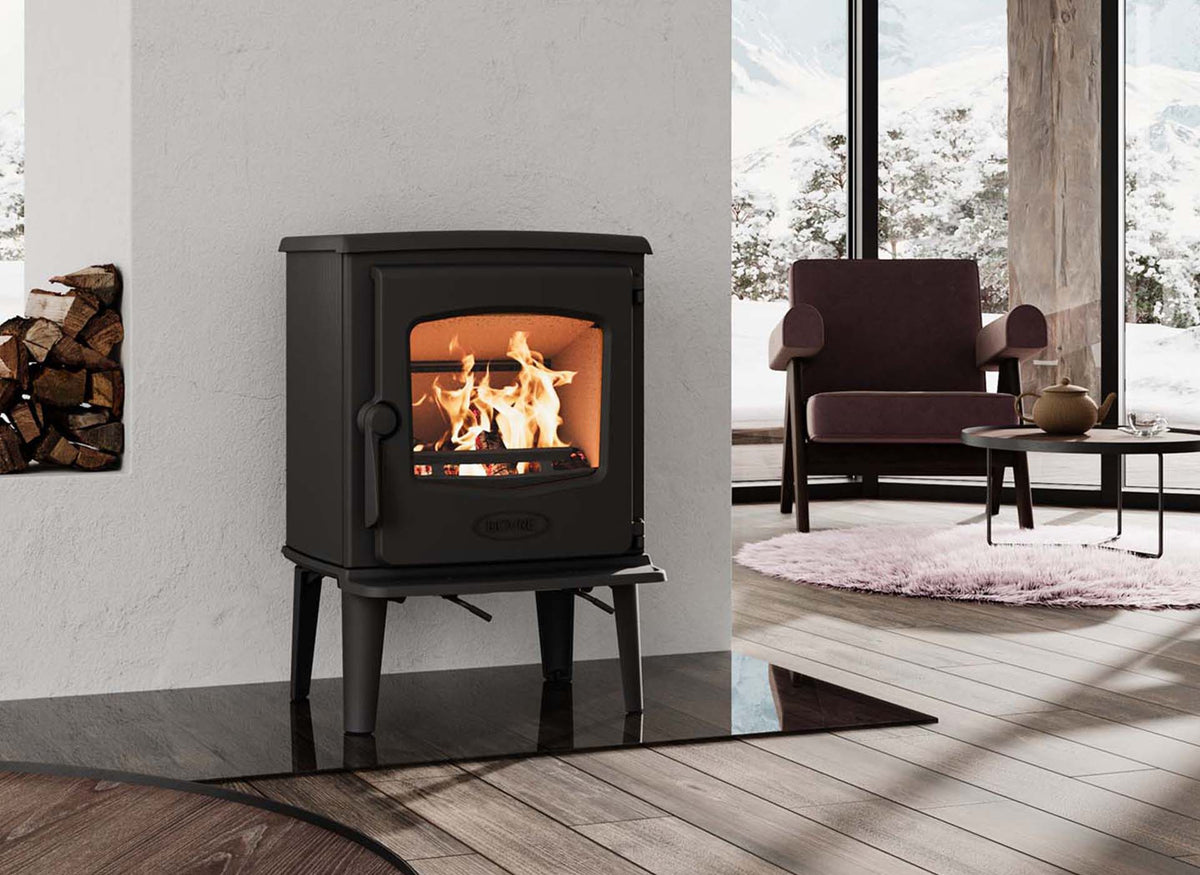 Dovre 325CB Houtkachel met brandend vuur in een sfeervolle woonkamer