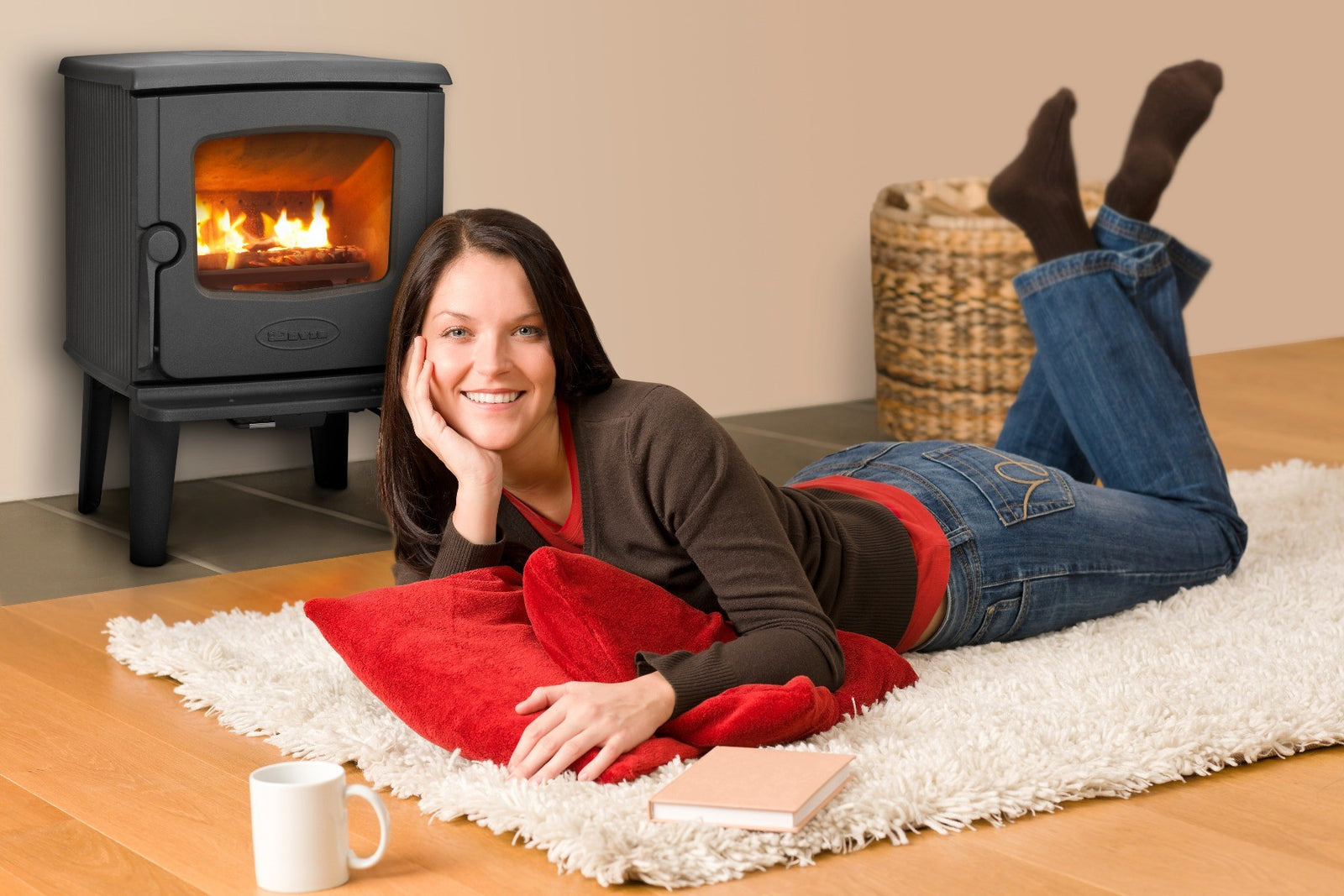 Dovre 325CB houtkachel in woonkamer met brandend vuur en vrouw op vloerkleed
