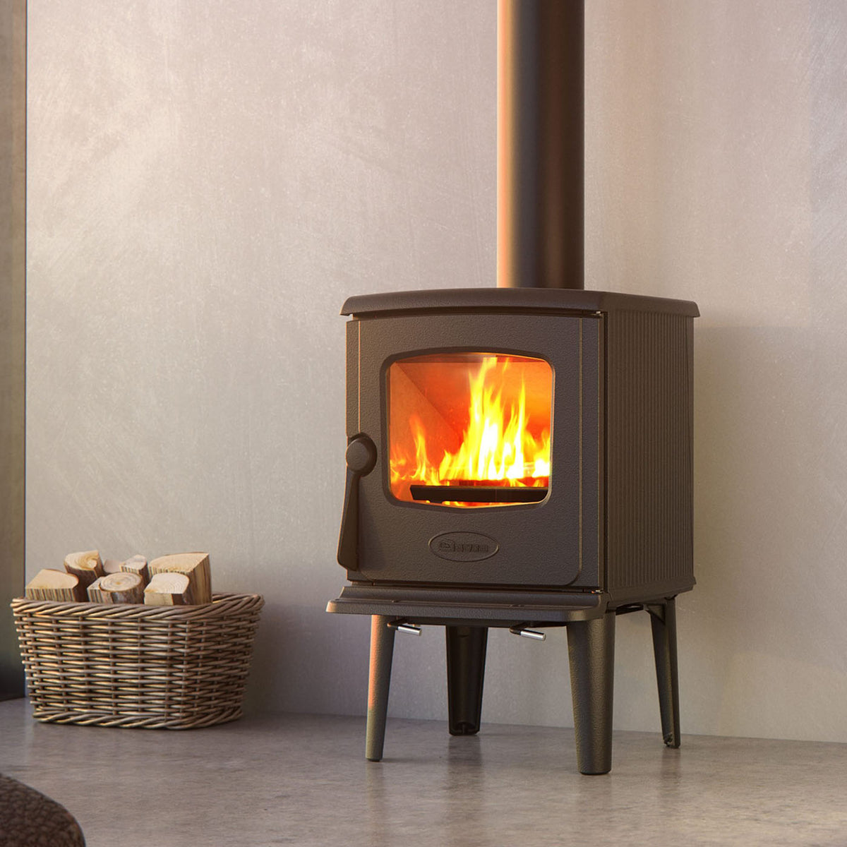 Dovre 325CB houtkachel met brandend vuur in een interieur naast een houtmand