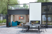 Wanders Koto inside/outside tunnel in moderne patio met open woonruimte