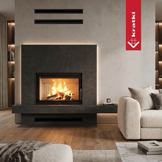 Kratki Norra in moderne woonkamer met brandend haardvuur