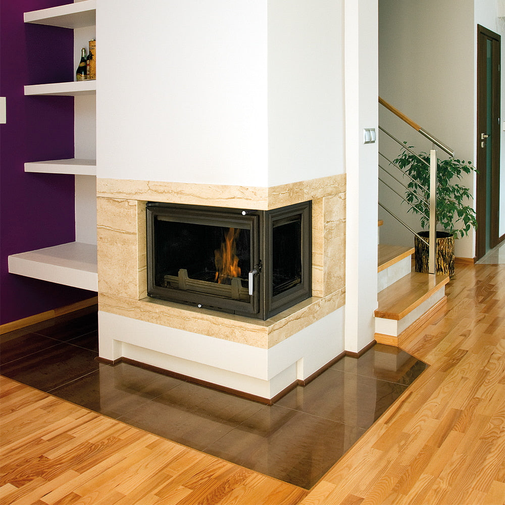 Kratki Oliwia hoekhaard met brandend vuur, ingebouwd in lichte stenen schouw in modern interieur.