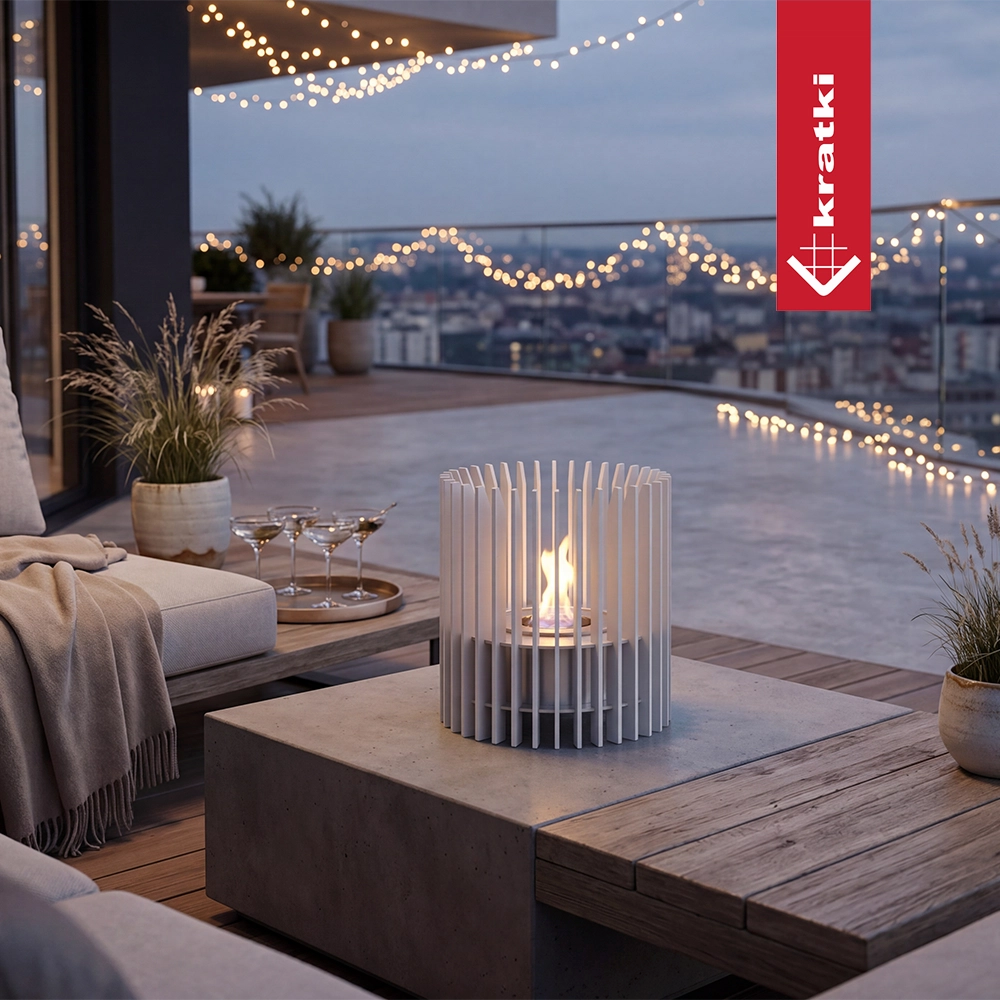 Kratki Ribo terrasvuurkorf met witte latten op balkon bij avondlicht