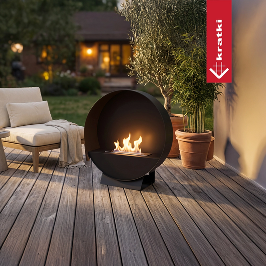 Kratki Orbe Staand haard met vlammen op een terras, naast een fauteuil en planten