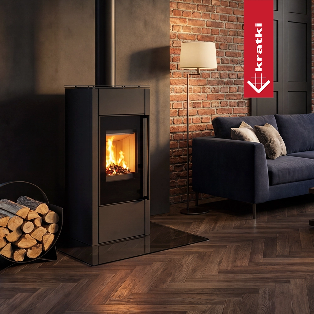 Kratki Hati Aqua CV houtkachel in moderne woonkamer met brandend vuur
