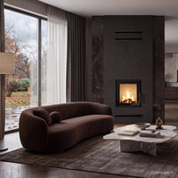 Kr​​atki Lawa inzethaard met brandend vuur in een moderne woonkamer