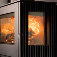 Detailopname van de brandende Trimline Fires Woody Loft 3L-O met zwart rooster