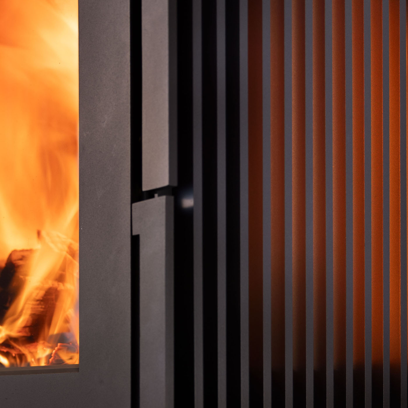 Detail van Trimline Fires Woody Loft 3S met brandend hout en verticale zwarte lamellen