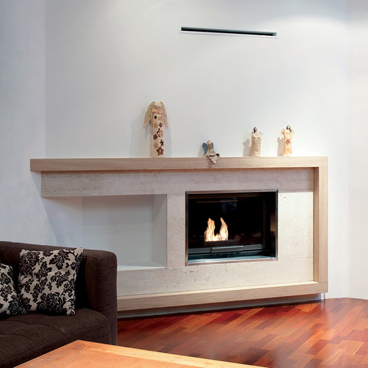Kratki Oliwia in moderne woonkamer met ingebouwde haard