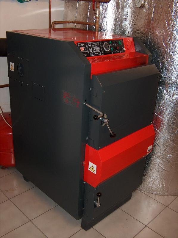 Verner G25D ketel in zwart-rood met bedieningspaneel