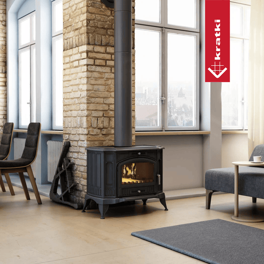 Kratki K9 houtkachel in een moderne woonkamer met brandend vuur