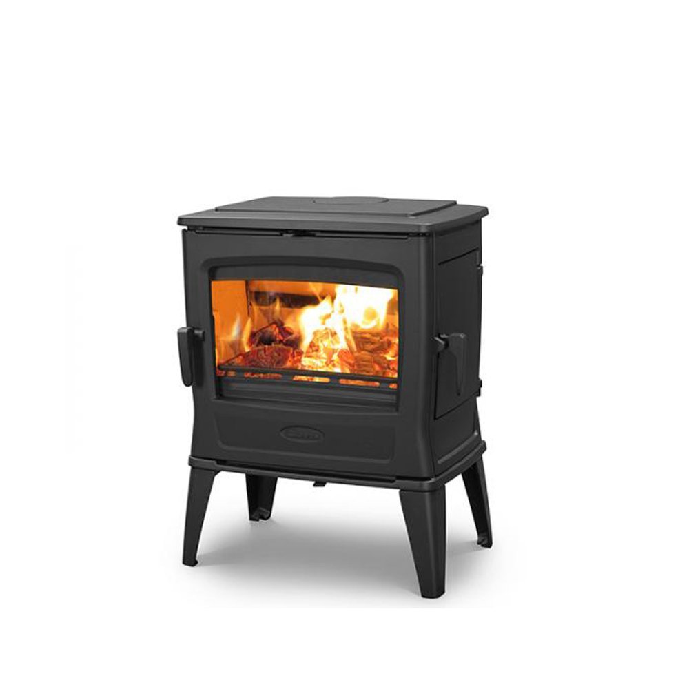 Dovre TAI45WD houtkachel op witte achtergrond, met zichtbaar vuur