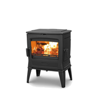 Dovre TAI45WD houtkachel met brandend vuur op witte achtergrond