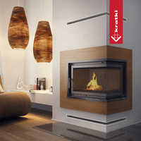 Kratki Zuzia haard in moderne woonkamer met houtafwerking en brandend vuur