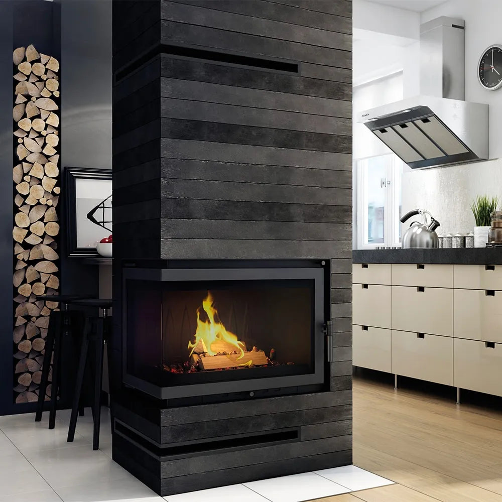 Kratki Oliwia Links haard in moderne keuken met houtopslag en strakke, zwarte afwerking.