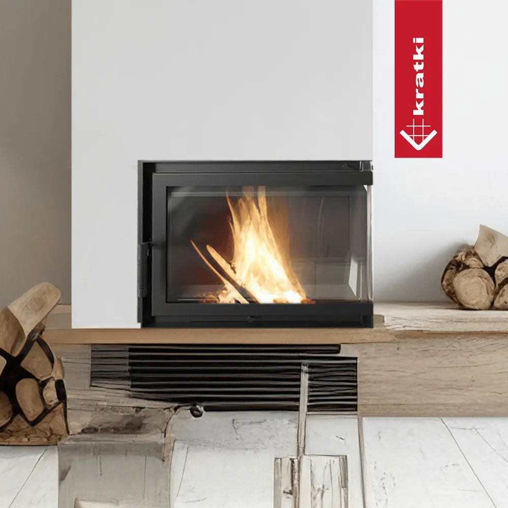 Kratki Simple Z 15 kW Rechts ingebouwde haard met brandend vuur, houtblokken op de achtergrond.