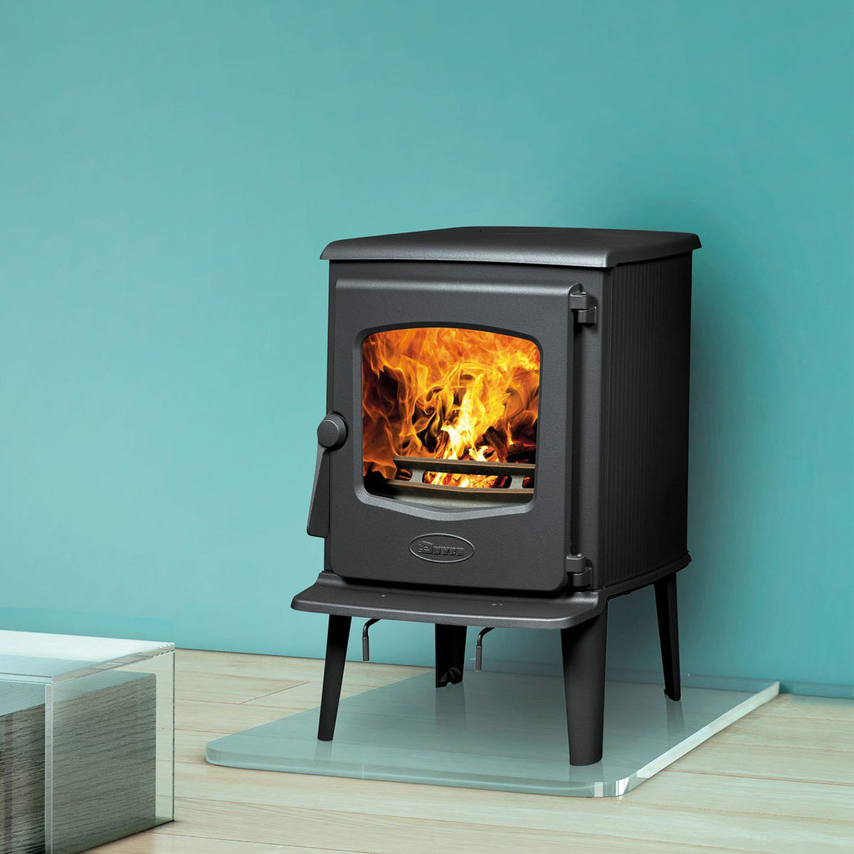 Dovre 525CB houtkachel met brandend vuur in een moderne woonkamer.