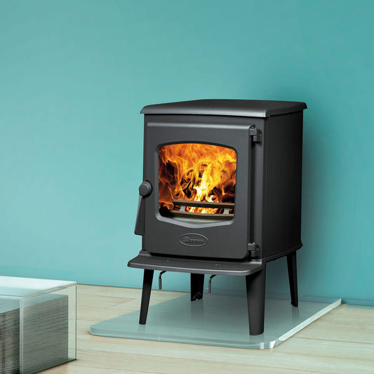 Dovre 525CB houtkachel met brandend vuur in een moderne woonkamer.