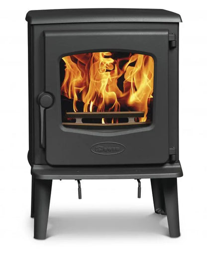 Dovre 525CB Houtkachel, een zwarte houtkachel met brandend vuur zichtbaar door het glazen deurtje.