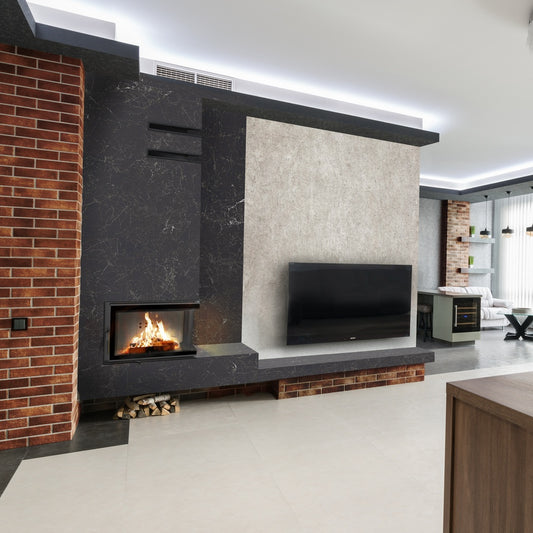 Kratki MBM CV in moderne woonkamer met ingebouwde haard en tv-wand