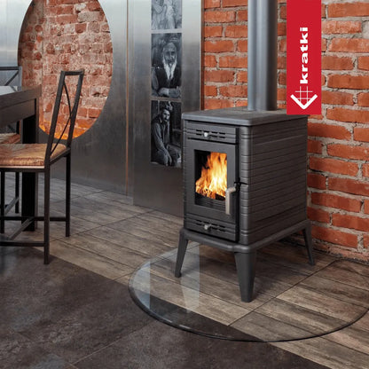 Kratki K10 houtkachel in een industriële ruimte met bakstenen muur en metalen accenten.