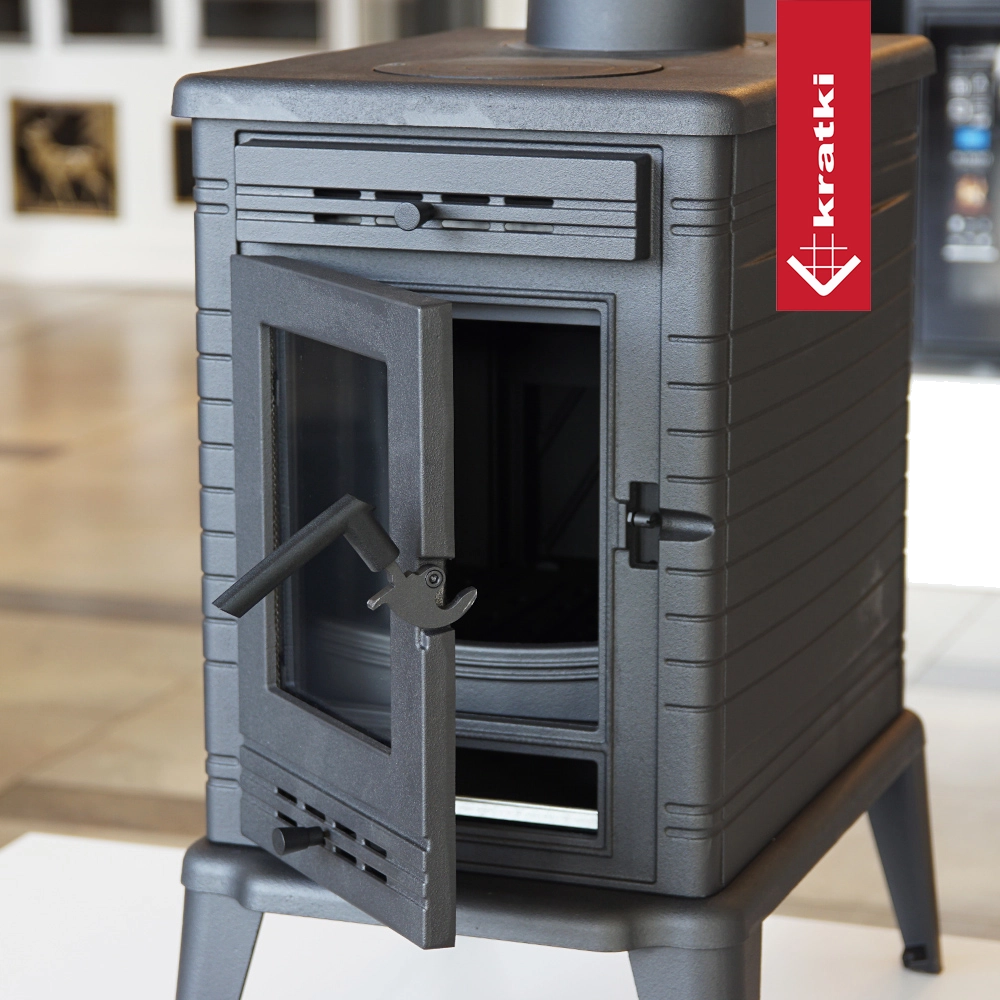 Kratki K10 houtkachel met open deur in showroom