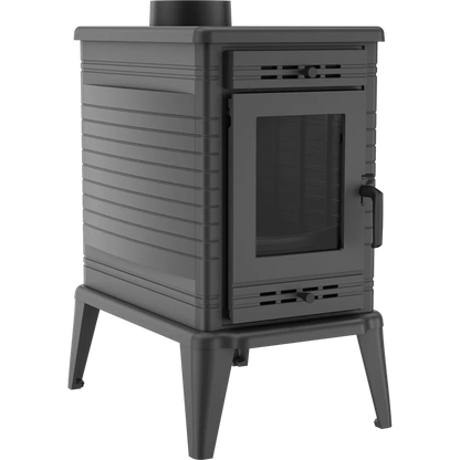 Zwarte Kratki K10 houtkachel met glazen deur en ventilatierooster, op vier stevige poten.