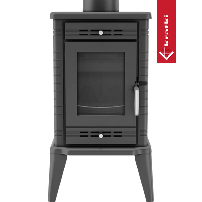 Zwarte Kratki K10 houtkachel met glazen deur en metalen handvat.