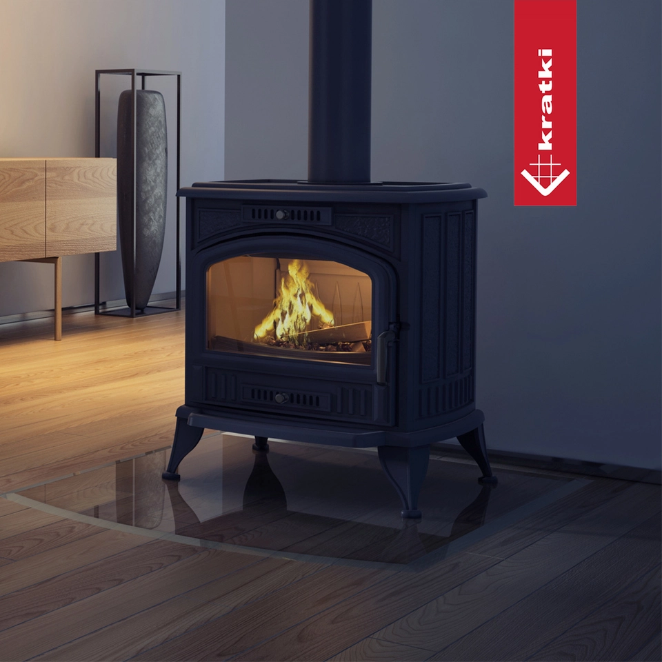 Kratki K6 houtkachel in moderne woonkamer met brandend vuur