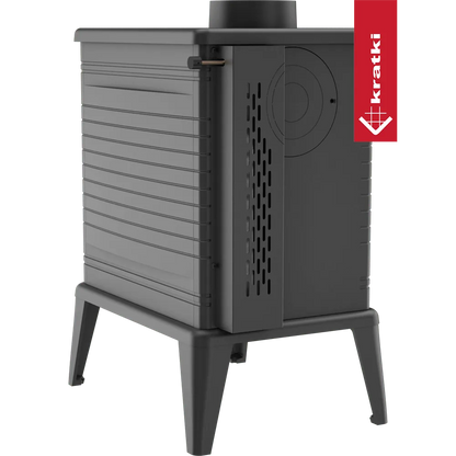 Zwarte Kratki K10 houtkachel met moderne, geribbelde zijkanten en ventilatieopeningen.