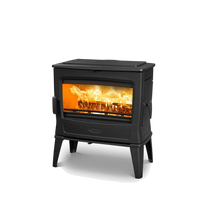 Dovre TAI55WD houtkachel met brandend vuur op witte achtergrond