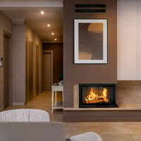 Kratki MBM in moderne woonkamer met ingebouwde open haard en vlammen