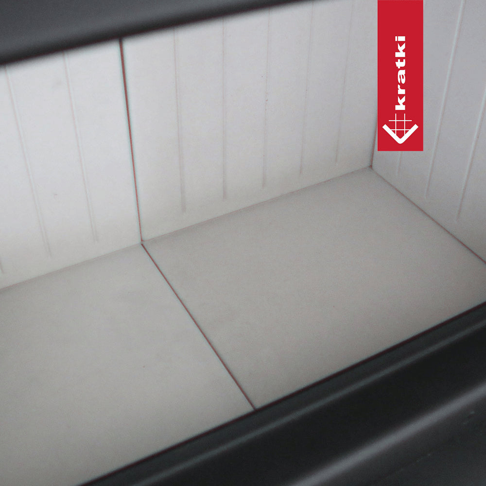 Leeg wit interieur van Kratki MBM-inbouwhaard