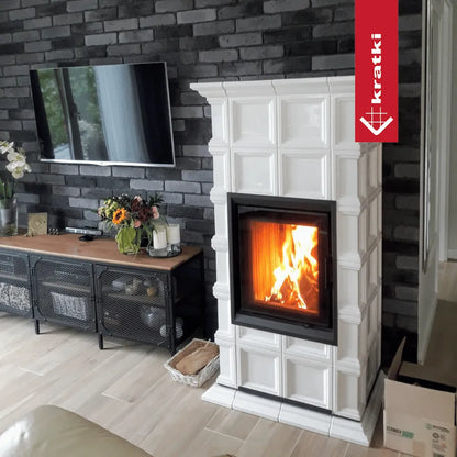 Kratki Nadia MILANO haard in moderne woonkamer met zwarte bakstenen muur en tv.
