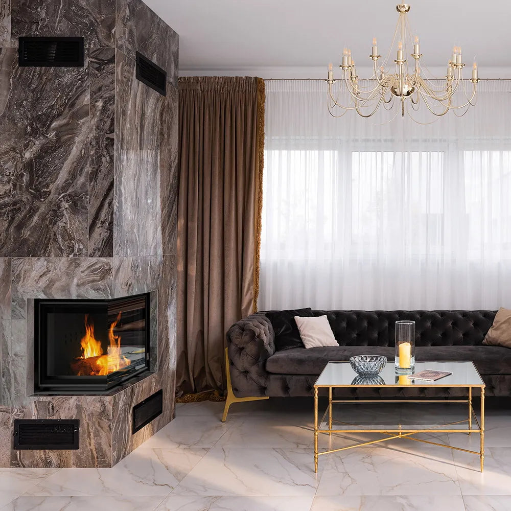 Kratki VNL 700/480 haard in luxe woonkamer met marmeren muur en elegante kroonluchter.