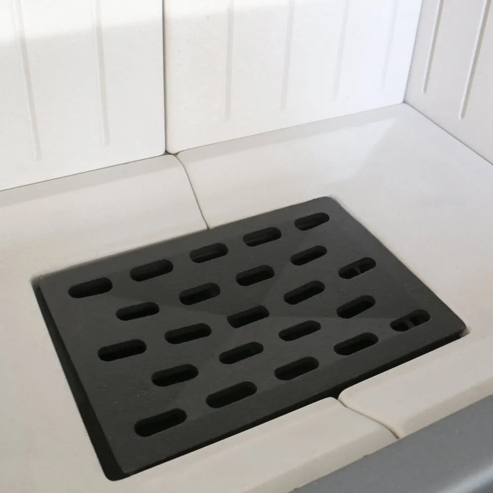Binnenkant van de Kratki VNL 810/410 haard met zwart rooster en witte bekleding.