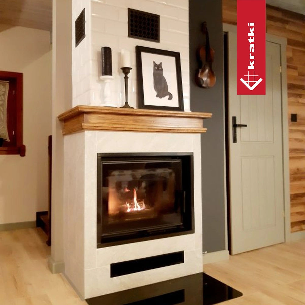 Kratki Zuzia Eco ingebouwd in witte haard in woonkamer