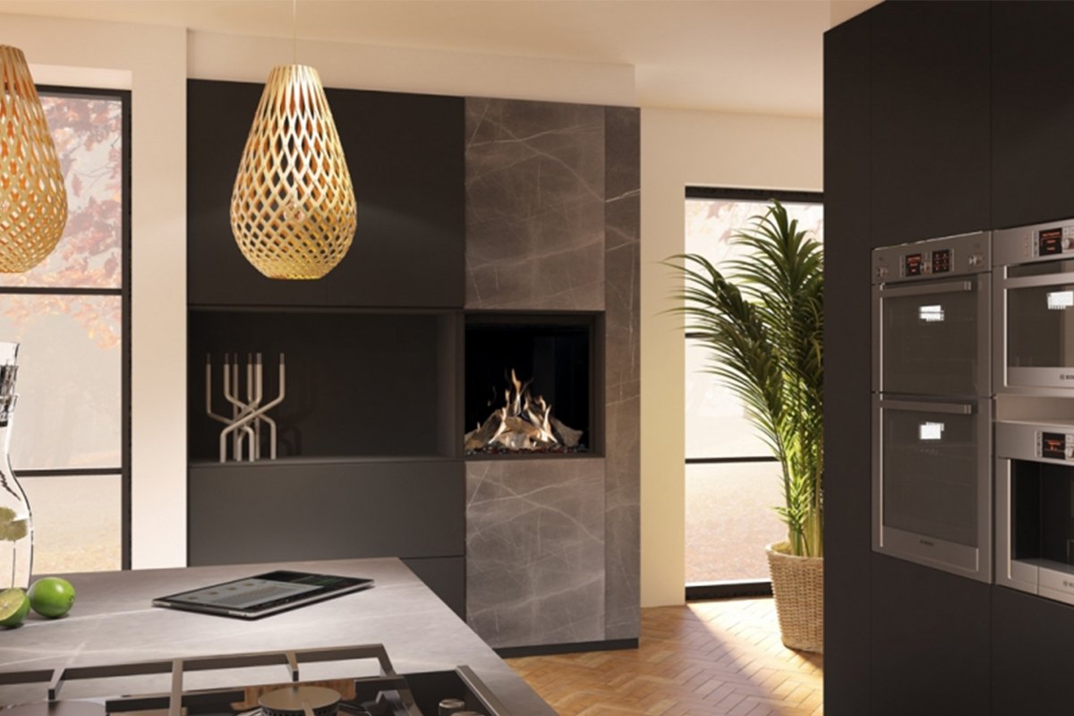 DRU Maestro 60 Eco Wave in moderne woonkeuken met brandend vuur