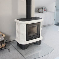 Kratki WK440 vrijstaande kachel met witte keramische mantel en zwarte deur