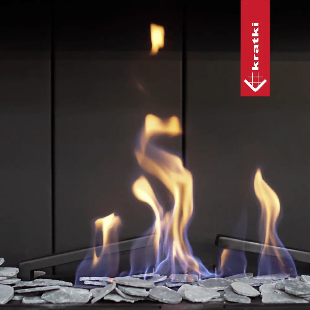 Vlammen in de Kratki Leo 45/68 Links haard met decoratieve stenen op de bodem.
