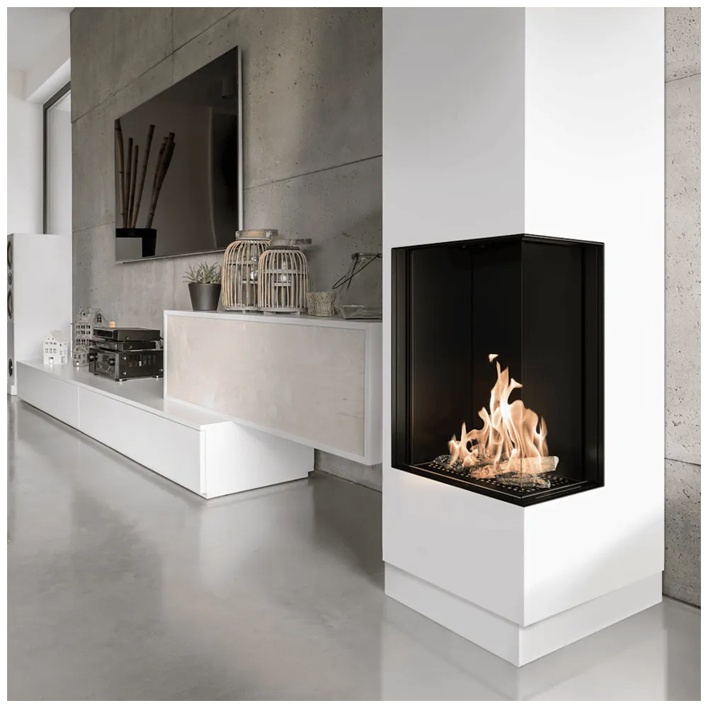 Moderne woonkamer met Kratki Leo 45/68 Rechts haard, strakke witte meubels en betonnen muur.