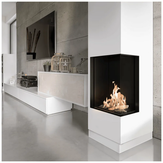 Moderne woonkamer met Kratki Leo 45/68 Rechts haard, strakke witte meubels en betonnen muur.