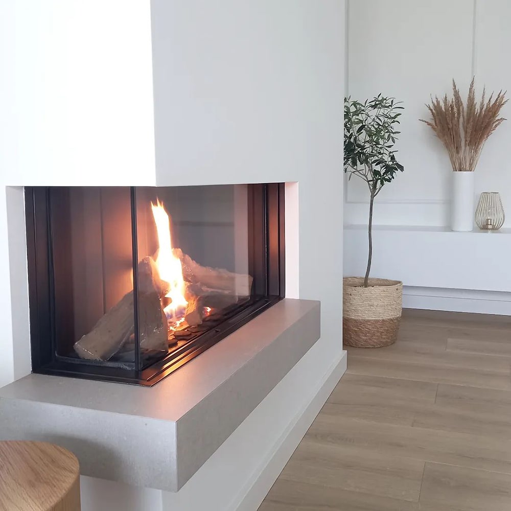 Kratki Leo 70 in moderne woonkamer met brandend haardvuur